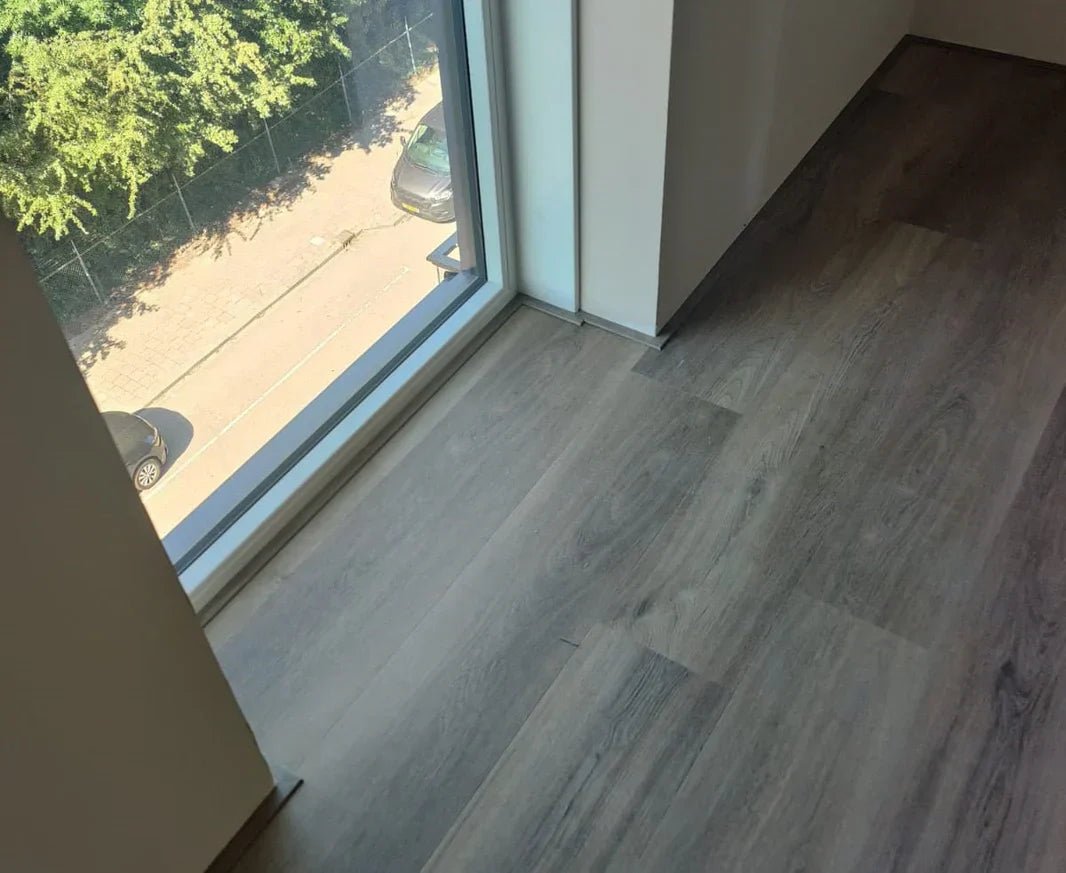 Die Vor- und Nachteile von selbstklebenden Sockelleisten - Solzaleben.de