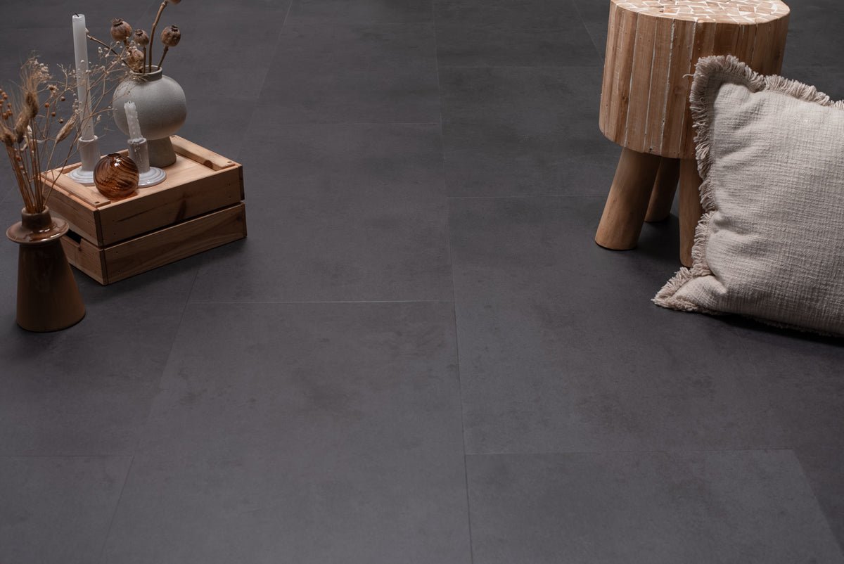 Floer Betonlook Schwarz Klebe - Vinyl Fliesen FLR - 3610 - Solzaleben.de