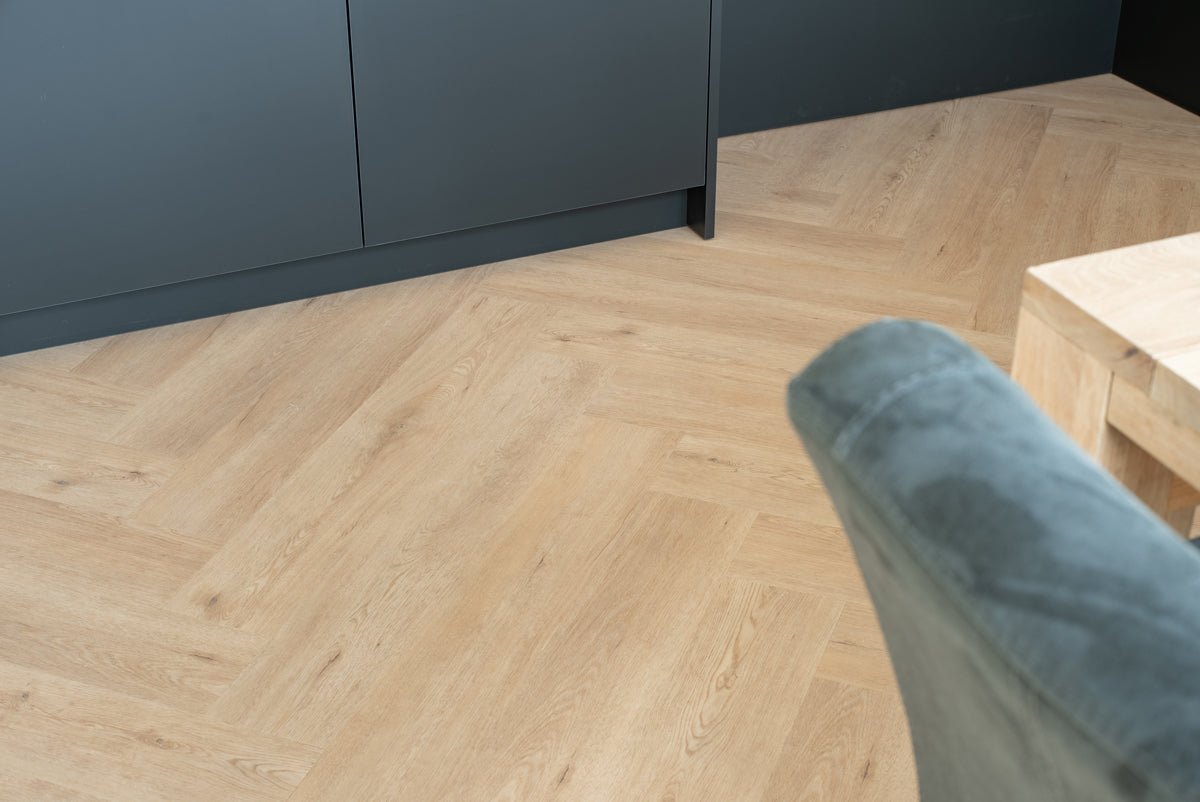 Floer Gaia Graubeige Walfischgrät Klebe - Vinyl FLR - 3527 - Solzaleben.de
