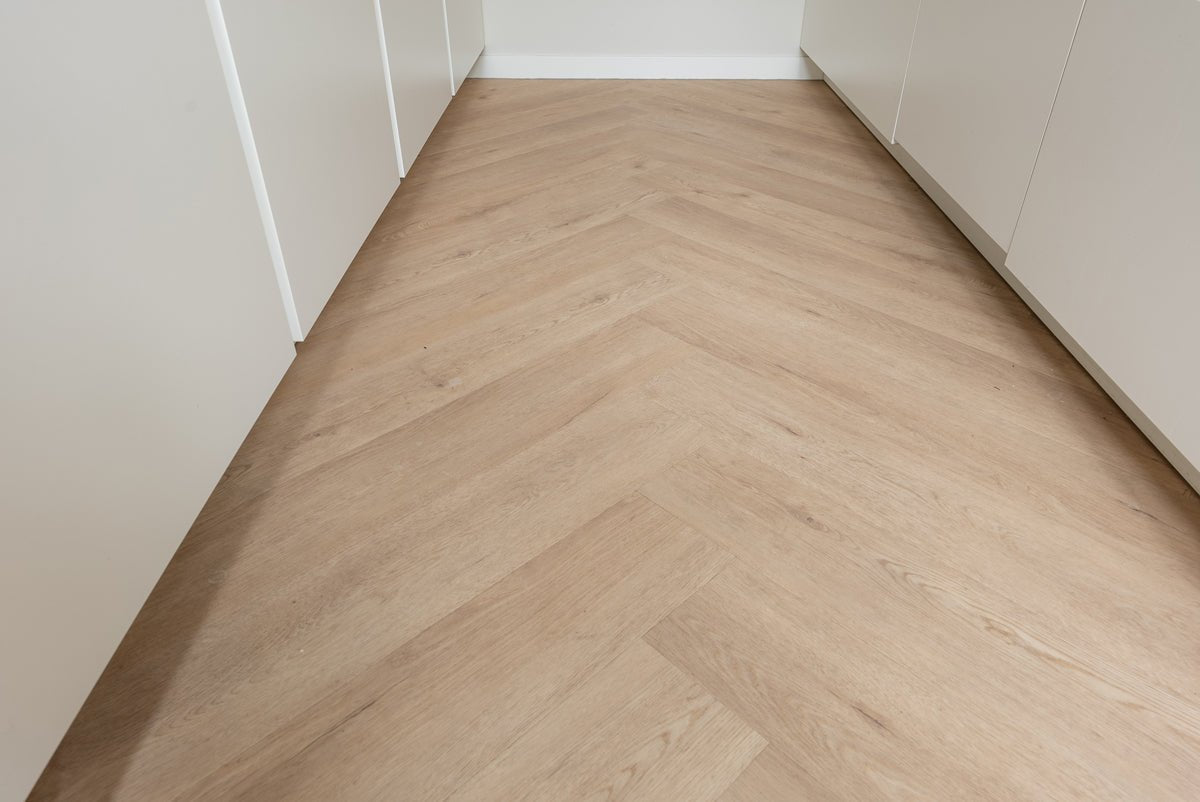 Floer Gaia Graubeige Walfischgrät Klebe - Vinyl FLR - 3527 - Solzaleben.de