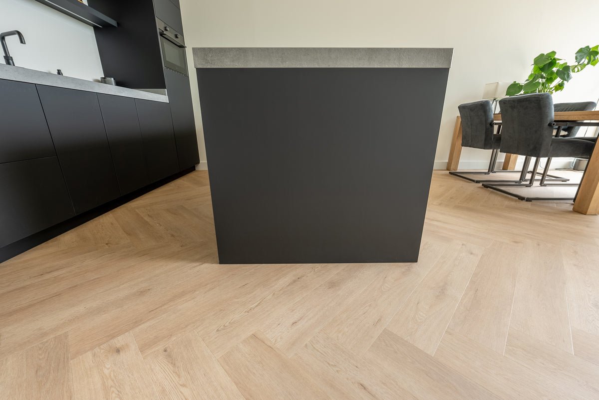 Floer Gaia Graubeige Walfischgrät Klebe - Vinyl FLR - 3527 - Solzaleben.de