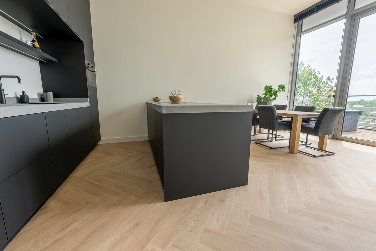 Floer Gaia Graubeige Walfischgrät Klebe - Vinyl FLR - 3527 - Solzaleben.de