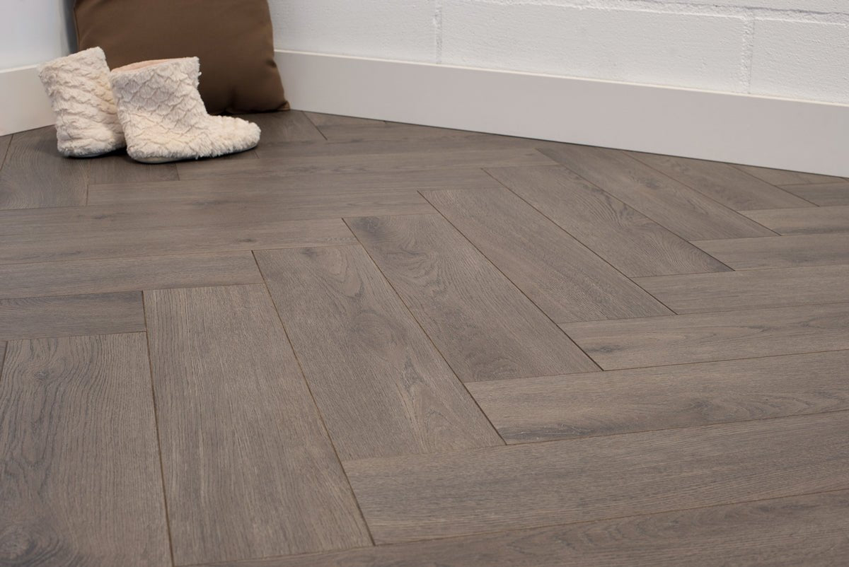 Floer Mokka Schwarz Eiche Fishgrät Laminat FLR - 1608 - Solzaleben.de