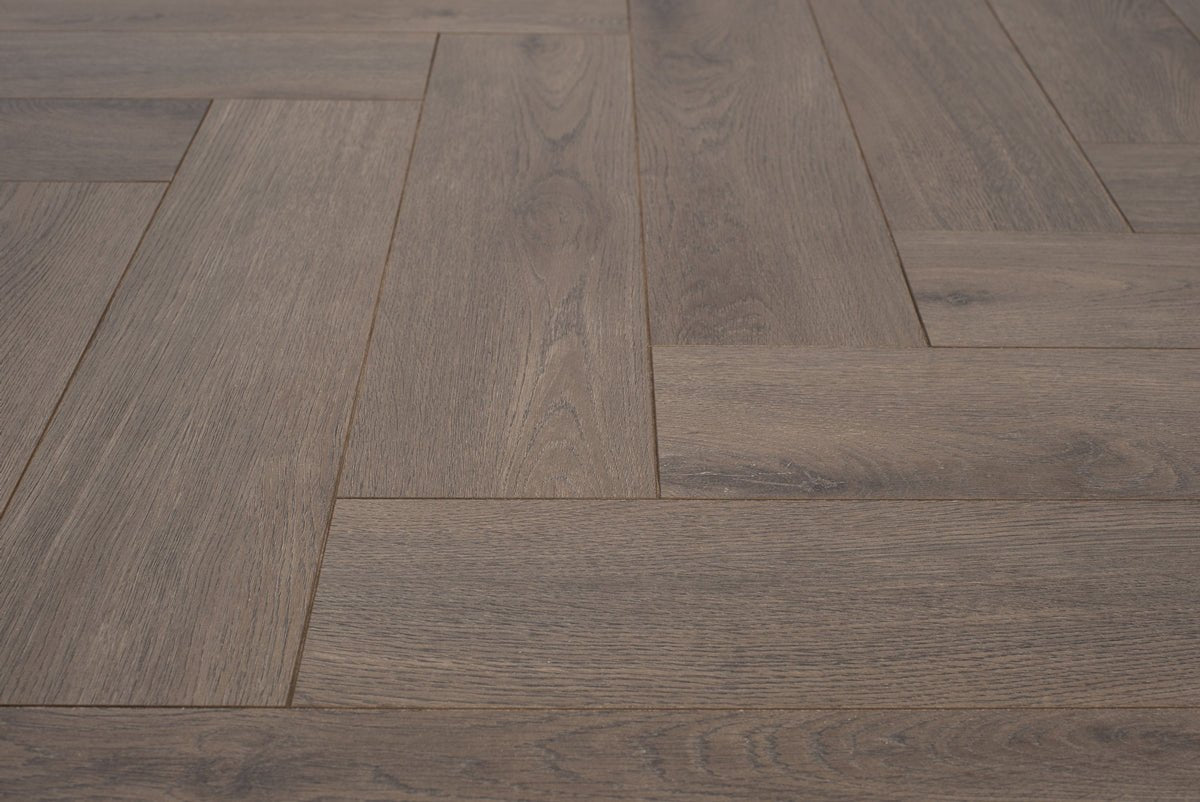 Floer Mokka Schwarz Eiche Fishgrät Laminat FLR - 1608 - Solzaleben.de