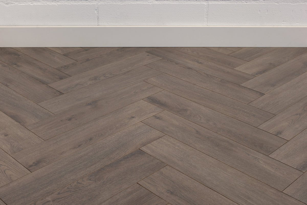 Floer Mokka Schwarz Eiche Fishgrät Laminat FLR - 1608 - Solzaleben.de