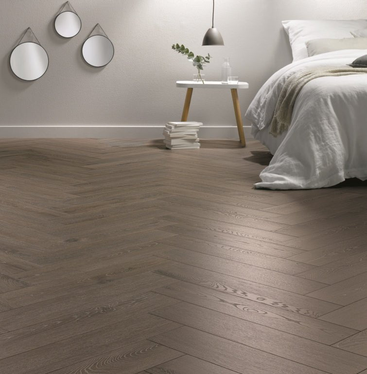 Floer Mokka Schwarz Eiche Fishgrät Laminat FLR - 1608 - Solzaleben.de