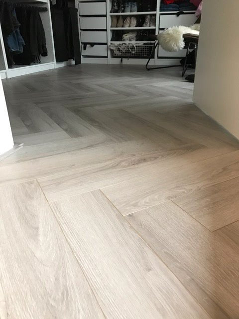 Floer Vergraute Eiche Fishgrät Laminat FLR - 1602 - Solzaleben.de