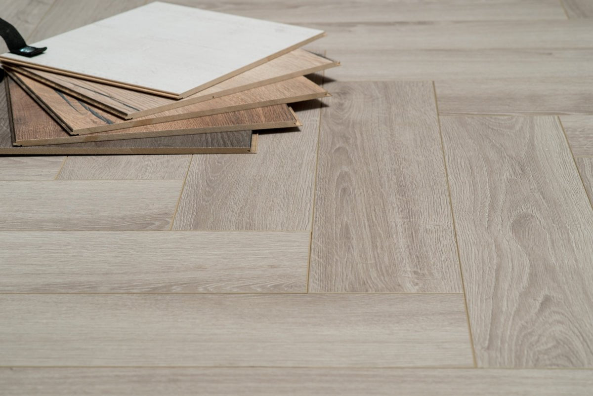 Floer Vergraute Eiche Fishgrät Laminat FLR - 1602 - Solzaleben.de