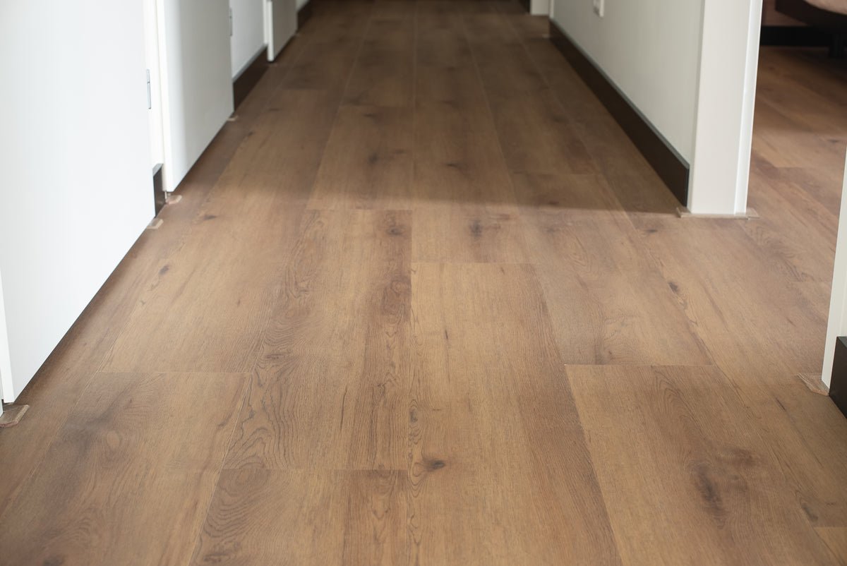 Floer Warth Nussbraun Eiche Dörfer Klebe - Vinyl FLR - 3046 - Solzaleben.de
