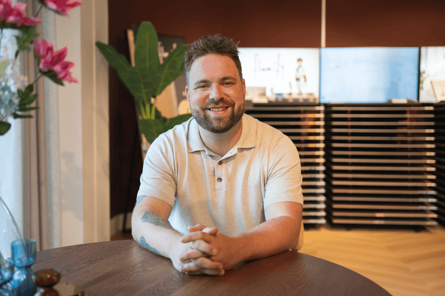 Jorik von Solza am Beratungstisch im Showroom